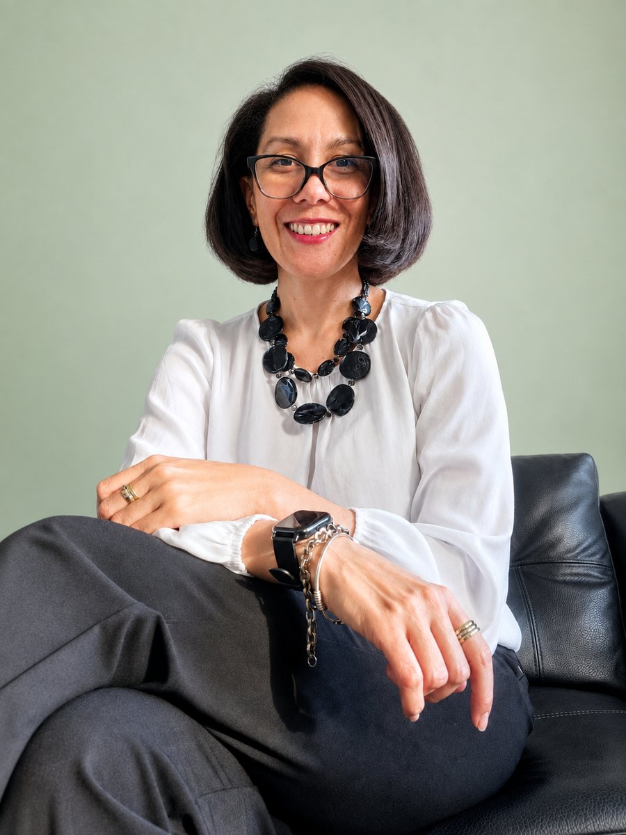 Mitzi Johnson sentada, sonriendo a la cámara